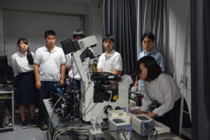 顕微鏡を体験する高校生たち