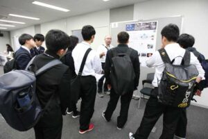 サイエンスフェアin兵庫のブース展示に集まる高校生たち