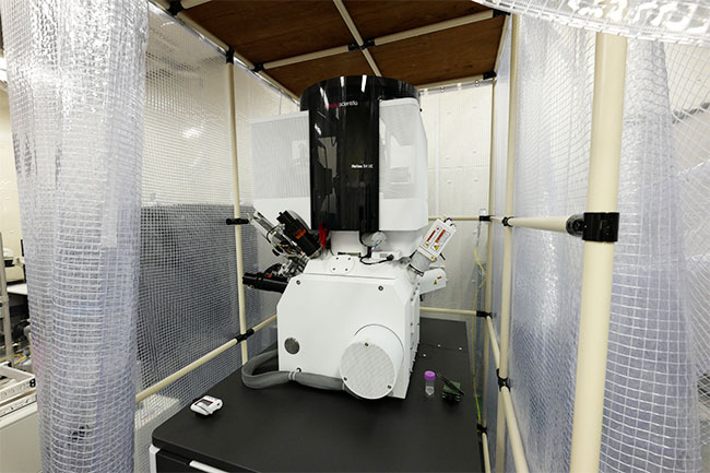 カーテンに囲まれた集束イオンビーム走査型電子顕微鏡