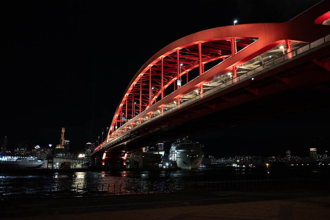 夜の神戸大橋。赤い橋がライトアップされている。