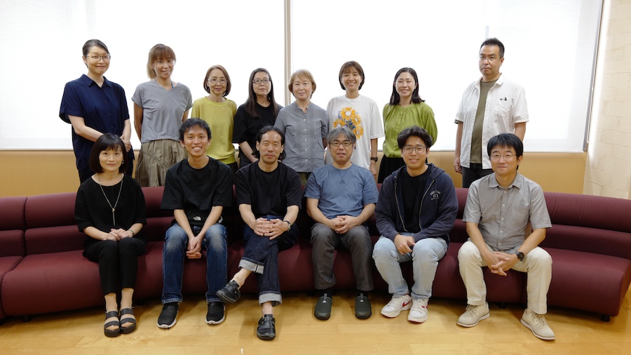 近藤チームの集合写真、14名のメンバーがいる